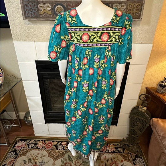 Vibrant Floral Maxi Dress in Teal and Pink Phases VTG 100% cotton - Picture 7 of 15